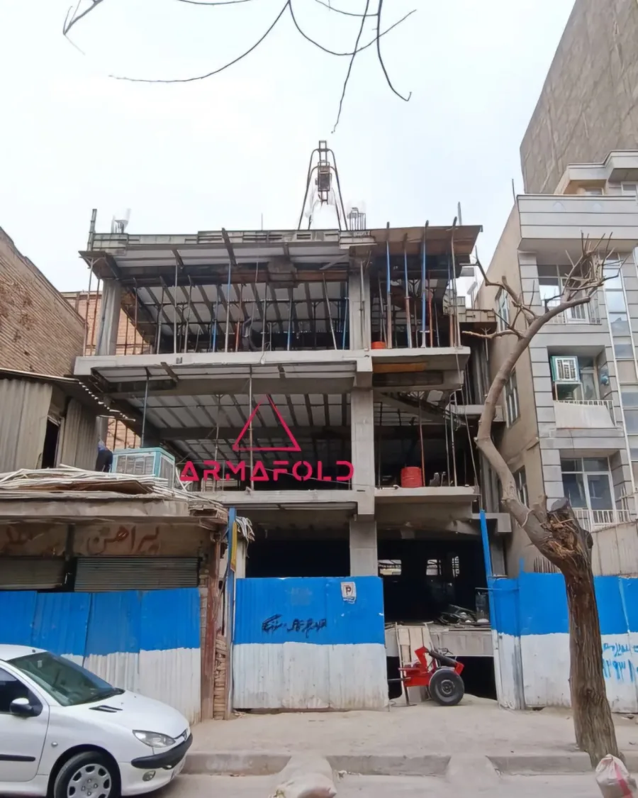 سقف طبقه چهارم پس از بتن ریزی ساختمان نازی آباد